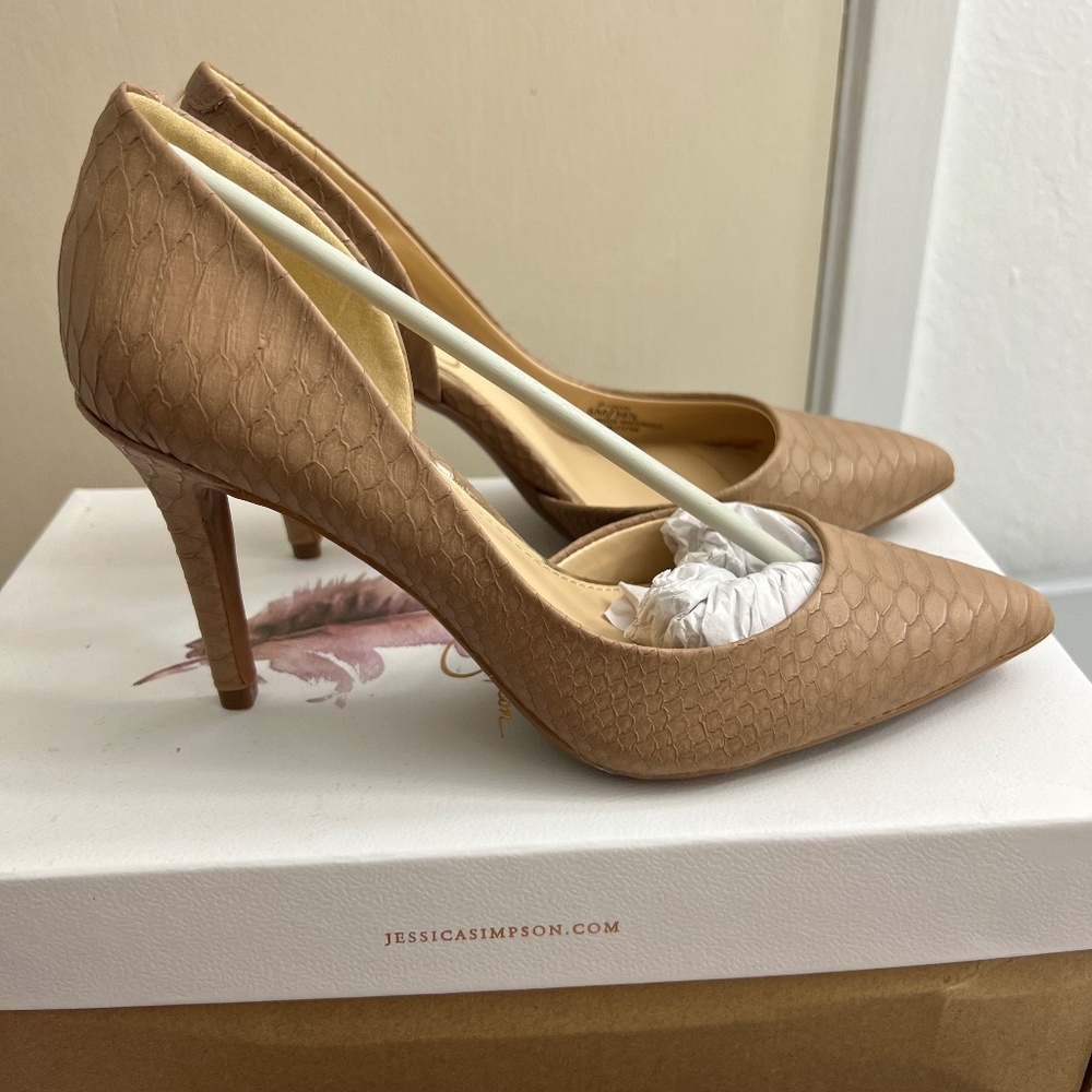 Jessica Simpson pump